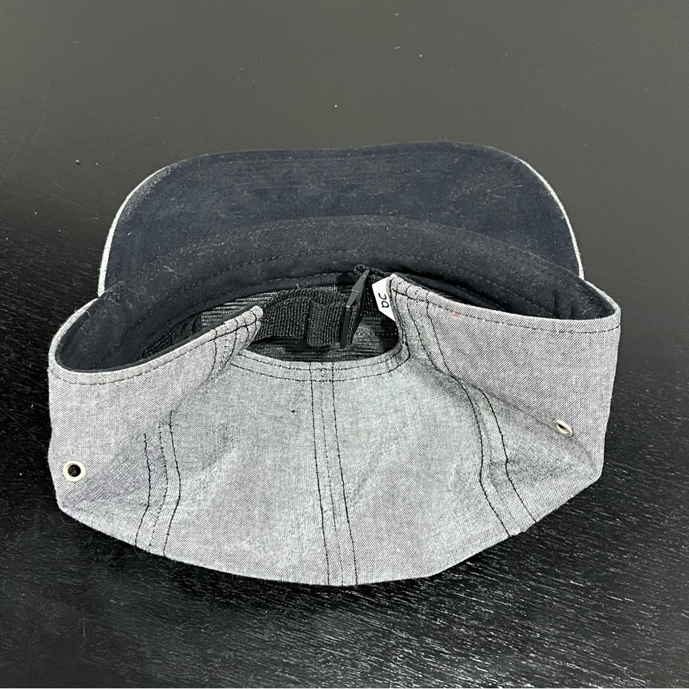 On Cloud Swiss Engineering 5 Panel Cap Running Hat - Picture 5 of 8